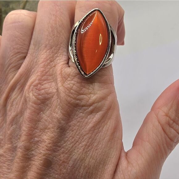 "5/$25" Amber Glass Catseye Silvertone Statement Ring Sz 8 - Picture 5 of 6